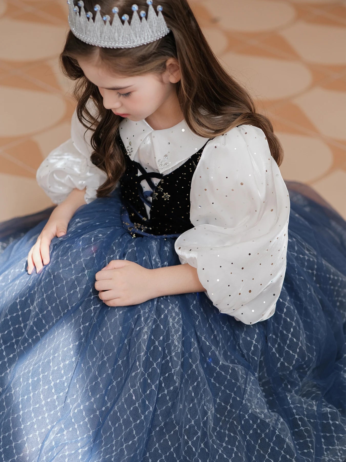 Vestido infantil, Vestido princesa, Moda para meninas, Vestido de festa, Vestido luxuoso, Vestido de aniversário, Roupas infantis, Estilo princesa, Look para festas, Vestido bordado, Vestido clássico, Roupas de gala, Saia volumosa, Vestido elegante, Acessórios para meninas, Moda infantil sofisticada, Vestido com laço, Detalhes encantadores, Tendências infantis, Princesa de verdade