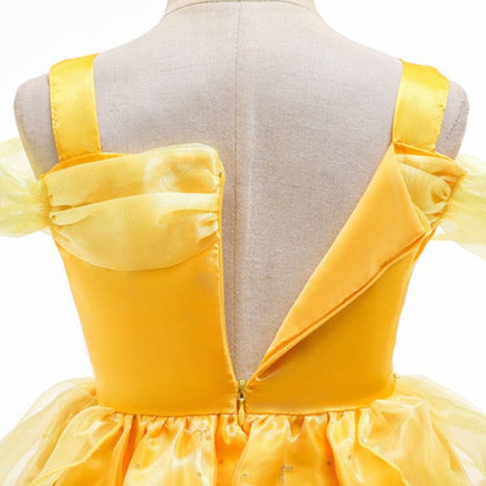 Vestir-se como personagem Vestir como Bela Vestimenta elegante Vestido de princesa Universo encantado Traje autêntico Sonhos realizados Sonho de princesa Realeza infantil Princesa da Disney Princesa clássica Moda infantil Magia dos contos de fadas Festa a fantasia