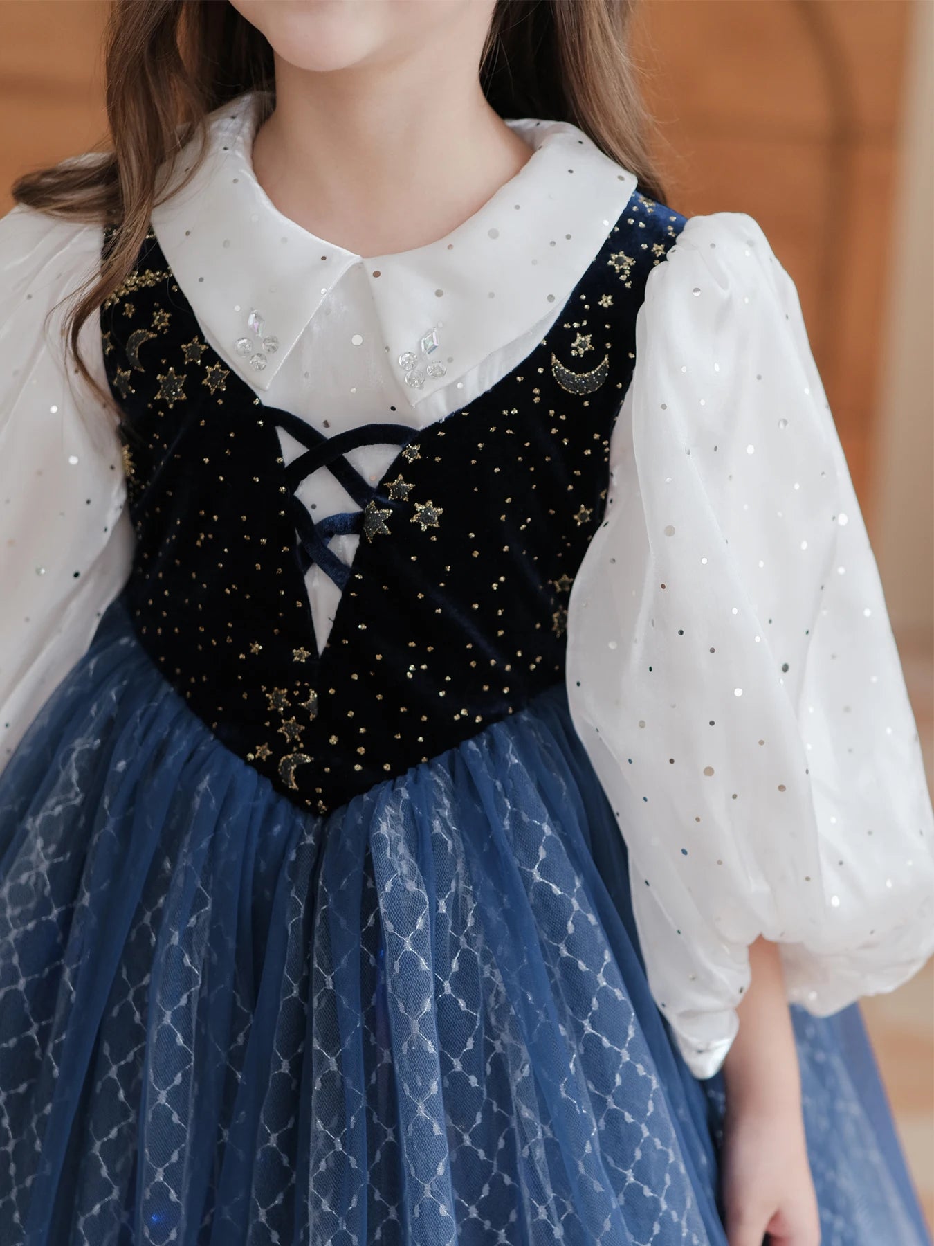 Vestido infantil, Vestido princesa, Moda para meninas, Vestido de festa, Vestido luxuoso, Vestido de aniversário, Roupas infantis, Estilo princesa, Look para festas, Vestido bordado, Vestido clássico, Roupas de gala, Saia volumosa, Vestido elegante, Acessórios para meninas, Moda infantil sofisticada, Vestido com laço, Detalhes encantadores, Tendências infantis, Princesa de verdade