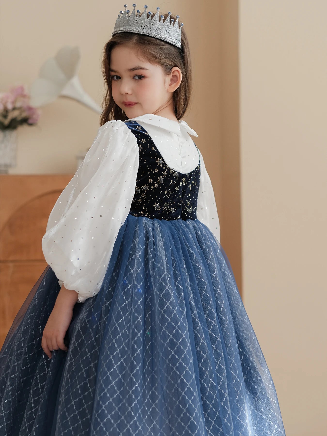 Vestido infantil, Vestido princesa, Moda para meninas, Vestido de festa, Vestido luxuoso, Vestido de aniversário, Roupas infantis, Estilo princesa, Look para festas, Vestido bordado, Vestido clássico, Roupas de gala, Saia volumosa, Vestido elegante, Acessórios para meninas, Moda infantil sofisticada, Vestido com laço, Detalhes encantadores, Tendências infantis, Princesa de verdade