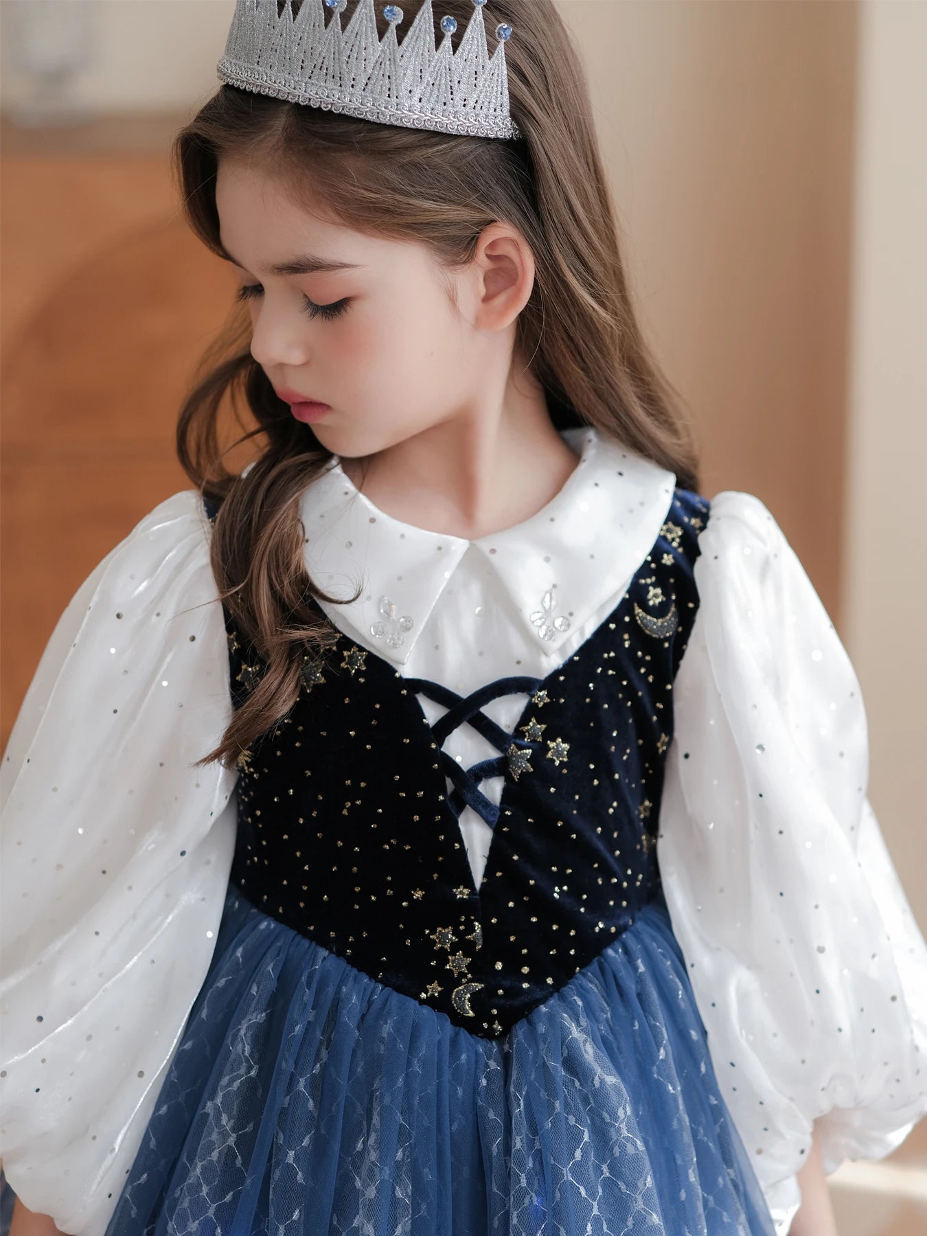 Vestido infantil, Vestido princesa, Moda para meninas, Vestido de festa, Vestido luxuoso, Vestido de aniversário, Roupas infantis, Estilo princesa, Look para festas, Vestido bordado, Vestido clássico, Roupas de gala, Saia volumosa, Vestido elegante, Acessórios para meninas, Moda infantil sofisticada, Vestido com laço, Detalhes encantadores, Tendências infantis, Princesa de verdade