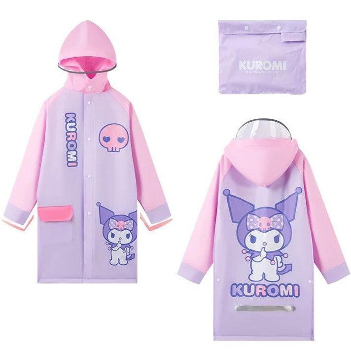 riança usando a capa de chuva Hello Kitty e Sua Turma em um dia chuvoso. Ideal para brincar, caminhar ou pedalar com estilo e proteção.