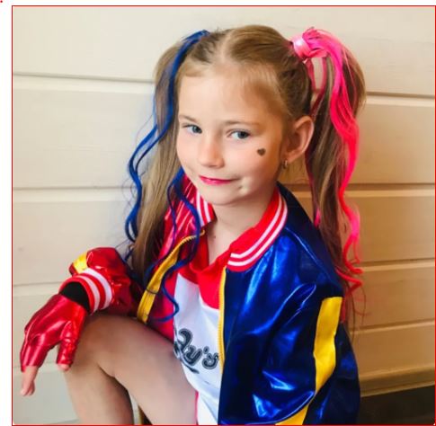 Vestimenta de qualidade  Universo DC para crianças  Transformação em personagem  Traje para festa a fantasia  Traje da Arlequina  Roupa temática da DC Comics  Realização de sonhos infantis.  Moda infantil de vilã  Fantasia para festas infantis  Fantasia autêntica de super-vilã  Fantasia Arlequina infantil  Estilo da Arlequina  Diversão com a Arlequina  Confiança infantil  Caos da Arlequina  Brincadeiras como super-vilã  Ação e diversão  Aventuras da Arleq