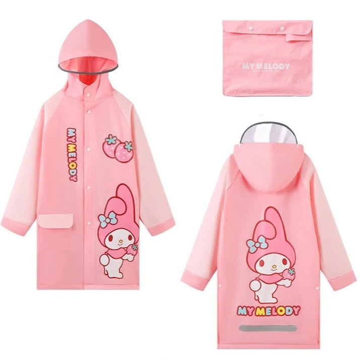 riança usando a capa de chuva Hello Kitty e Sua Turma em um dia chuvoso. Ideal para brincar, caminhar ou pedalar com estilo e proteção.