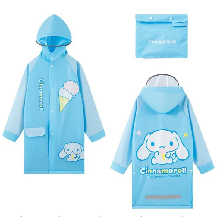 Vista lateral da capa de chuva Hello Kitty enquanto a criança caminha. Material leve e flexível que garante liberdade de movimento e proteção o dia todo.