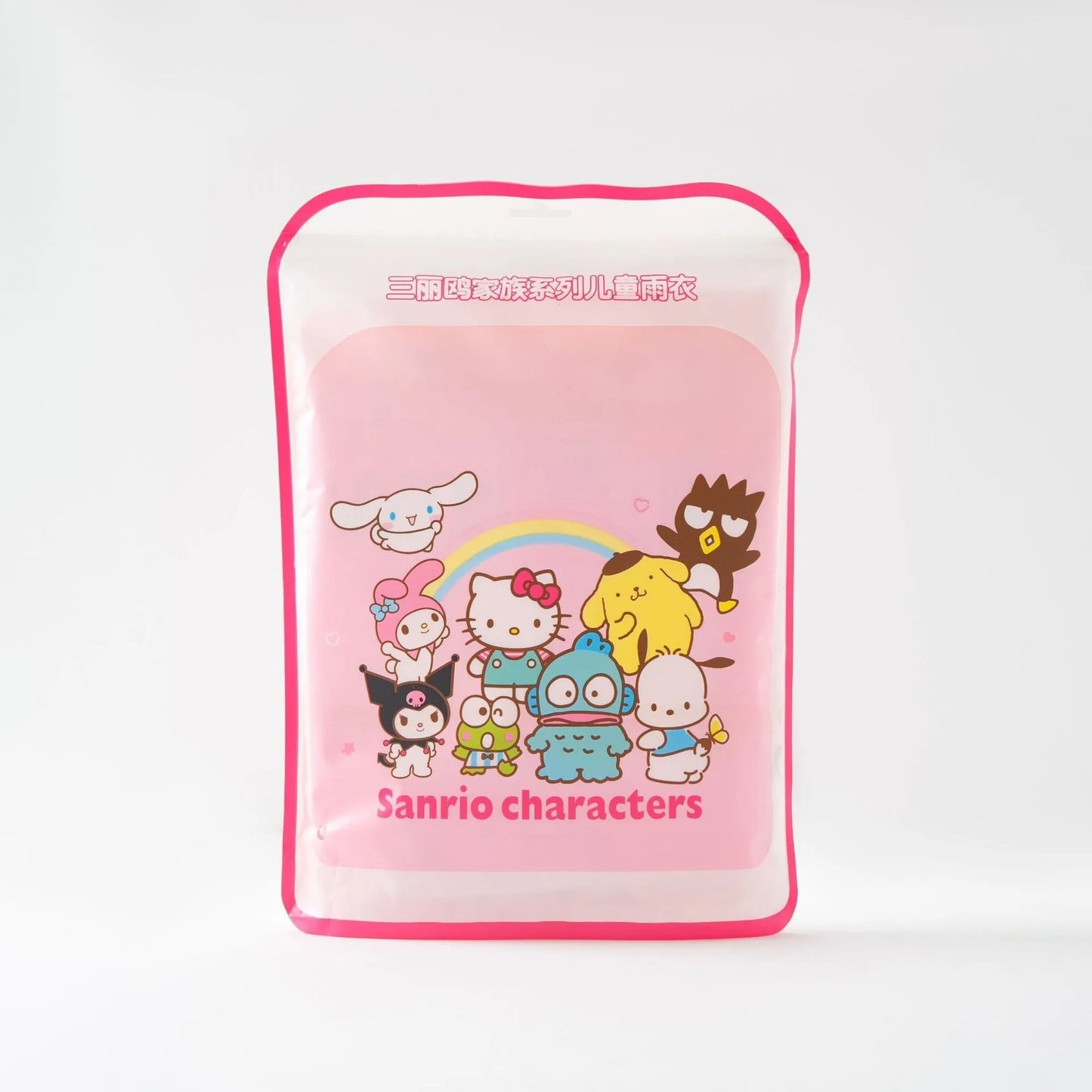 Imagem completa da capa de chuva Hello Kitty e Sua Turma, exibindo o design unissex e a estampa vibrante. Ideal para passeios, escola ou atividades ao ar livre nos dias chuvosos.